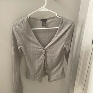 CLOTHING: Light gray Fall sweater/ Button up. BRAND: Rue 21. SIZE: small